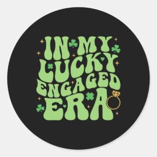 Adesivo Redondo Na Minha Era Afortunada de Noivado Groovy Shamrock