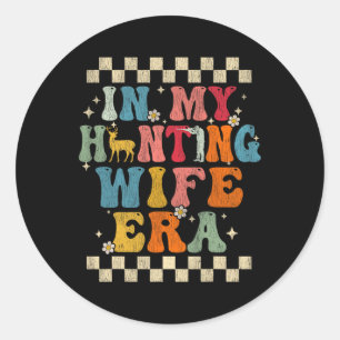 Adesivo Redondo Na Minha Era Da Esposa Caçadora, Retro Groovy Gift