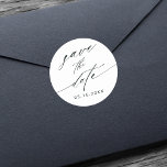 Adesivo Redondo Na moda Calligrafia Casamento Salva a Data<br><div class="desc">Casamento de caligrafia na moda a preto e branco salve o adesivo de data. Para uma personalização mais avançada deste design,  clique no BOTÃO FERRAMENTA DESIGN AZUL. .</div>