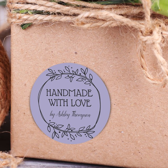 Adesivo Redondo Na moda Greenery feito à mão com nome de amor roxo (Stylish Greenery Handmade With Love Name Purple Classic Round Sticker)