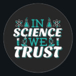 Adesivo Redondo Na Science We Trust Cote - Professor<br><div class="desc">Na citação de Science We Trust. A ciência bonita, artística, engraçada fala com uma reviravolta religiosa. Arte tem microscópio e equipamento experimental de frasco para professora de ciências masculina ou feminina. > Use para a apreciação de professores de Ciência, Química, Biologia ou geek de Física, ou crianças nerd de cientistas....</div>