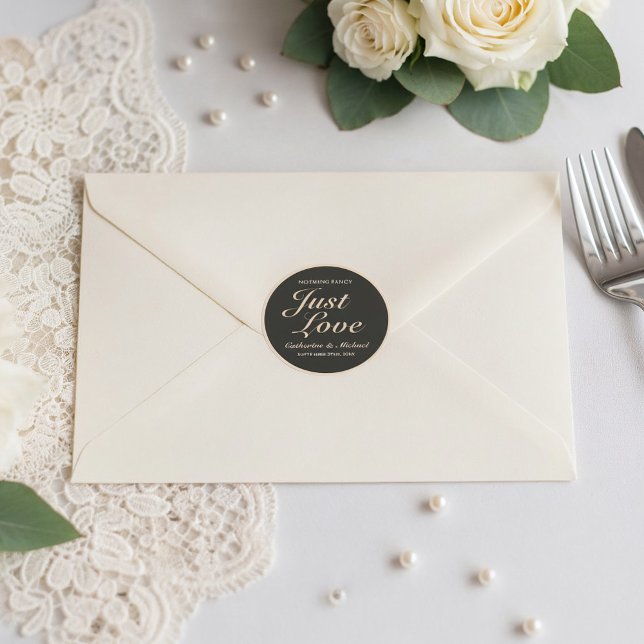 Adesivo Redondo Nada De Rico Apenas Adorando Casamento (Flat lay romantic wedding envelope with coffee brown bold typography modern wedding sticker)