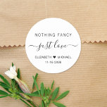 Adesivo Redondo Nada De Rico Apenas Adorando Casamento<br><div class="desc">Um adesivo de chic para seus convites para casamento, favores e cartas de agradecimento com "Nada de Rico Apenas Amor" mostrados em uma mistura de simples letras modernas e um roteiro elegante com supressões, seus primeiros nomes se juntaram por um coração e sua data de casamento ou recepção.</div>