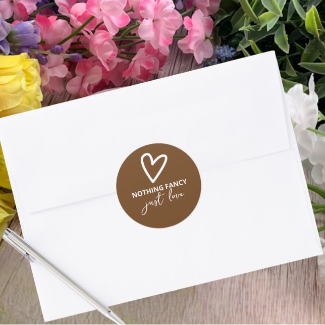 Adesivo Redondo Nada De Rico Apenas Adoraria Casamento Retroativo (Nothing Fancy Just Love Groovy 70s Wedding Classic Round Stickers from Ricaso. Fun colorful & bold)