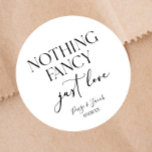 Adesivo Redondo Nada Rico Apenas Ama Casamento Casual Minimalista<br><div class="desc">Isto não é nada Rico apenas amar os defensores de Festas de casamento casuais minimalistas!</div>