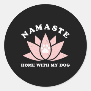 Adesivo Redondo Namaste em Casa Com Meu Cachorro Presente Engraçad