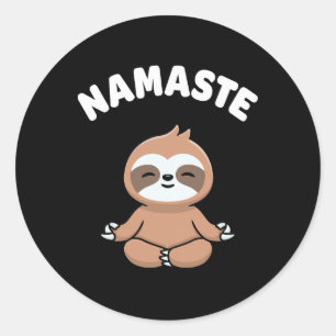 Adesivo Redondo Namaste Engraçado Sloth Kawaii Cute Yoga Estresse