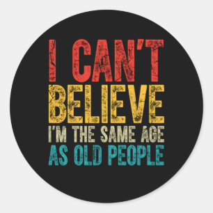 Adesivo Redondo Não Acredito Que Tenho A Mesma Idade Que As Pessoa