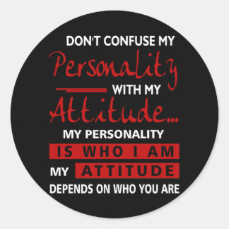 Adesivo Redondo Não confunda minha personalidade com atitude Sarca