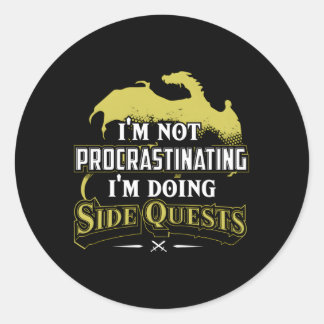 Adesivo Redondo Não Estou Procrastinando Que Estou Fazendo Side Qu