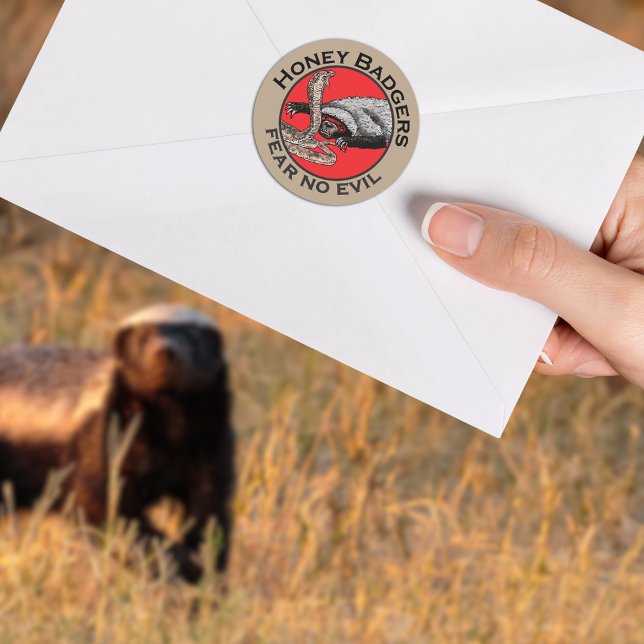 Adesivo Redondo Não teme Mau Badass Mel Badger Red Animal Art (Honey badger verses snake funny quote sticker badass wild animal)