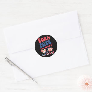 Adesivo Redondo Nascido Livre Mas Agora Sou Caro Divertido 4 de Ju