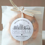 Adesivo Redondo Nashville Skyline | Favor de Boas-vindas<br><div class="desc">Melhore seus pacotes de boas-vindas do casamento ou favoritos para festas de eventos com um conjunto personalizado de adesivos de boas-vindas! Estes elegantes e mínimos autocolantes são adaptados para um casamento que acontece na bela cidade de Nashville. Eles apresentam um horizonte moderno de deco com o nome da cidade integrada...</div>