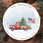 Adesivo Redondo Natais vintages Red Truck Patriotic USA Flag<br><div class="desc">Cartões de Natal Vintage Red Truck Comemoram as Férias com a alegria Patriótica de Charm Espalhar e alegria festiva nesta temporada de festas com nossos Cartões de Natal Vintage Red Truck. Perfeitamente capturando o espírito de uma terra maravilhosa russa do inverno, estas cartas apresentam um carrinho vermelho encantador enfeitado com...</div>