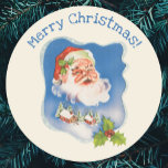 Adesivo Redondo Natais vintages, Retro Jolly Santa Claus<br><div class="desc">Vintage ilustration Natal design com um Papai Noel flutuante sobre uma vila coberta de neve. Fita com estrelas e natal enrolaram a cena.</div>