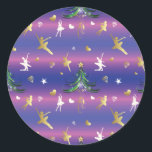 Adesivo Redondo Natal Ballerina - Dançarina Balé<br><div class="desc">A Arte de Natal rosa e roxa tem uma elegante árvore de Natal, flocos de neve, diamantes, corações, calçados de balé e silhuetas de bailarina para celebrar o feriado. > Padrão de arte entre raparigas para artistas do balé de Natal, professores de dança ou instrutores de balé. > Personalize-o! Adicione...</div>