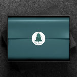 Adesivo Redondo Natal clássico | Árvore Verde-Branca<br><div class="desc">Esta é a estação para decorar e entreter! Árvore moderna, escura e modesta de abstrato e com a letra de "Feliz Natal" em uma paleta rica e luxuosa. Esta elegante design festiva apresenta uma árvore de Natal cintilante e caprichosa com uma pintura frisada melhorada com brilho metálico falso. Para outras...</div>