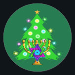 Adesivo Redondo Natal e Hanukkah Juntos<br><div class="desc">Natal e Chanucá sobre presentes para famílias inter-religiosas que celebram a alegria do Natal e a beleza de Chanukah. Apresentando a árvore e menorah do Natal com a estrela judia de David cercada por presentes de feriado em cartões de saudação,  postagem,  ideias de presentes e roupa para a família.</div>
