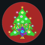 Adesivo Redondo Natal e Hanukkah Juntos<br><div class="desc">Natal e Chanucá sobre presentes para famílias inter-religiosas que celebram a alegria do Natal e a beleza de Chanukah. Apresentando a árvore e menorah do Natal com a estrela judia de David cercada por presentes de feriado em cartões de saudação,  postagem,  ideias de presentes e roupa para a família.</div>
