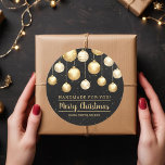 Adesivo Redondo Natal Preto, Dourado, Feita À Mão Para Você<br><div class="desc">Crie adesivos para etiquetar suas mercadorias,  biscoitos,  doces,  doces,  doces,  doces,  favoritos para festas e mais com elegantes ornamentos brancos e dourados da árvore de Natal em um fundo preto com sua mensagem em caracteres quicos. CORRESPONDENDO a itens na nossa loja.</div>