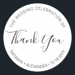 Adesivo Redondo Natasha Manuscrita Script Weding Favor Obrigado<br><div class="desc">Use estes adesivos simples, mas elegantes, pretos e brancos nos seus favores. O design minimalista mostra seus nomes, data de casamento e as palavras "Obrigado" escritas em uma fonte sans serif moderna, acentuadas com uma letra escrita à mão com um script de caligrafia. Projetado para combinar com a minha coleção...</div>