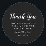 Adesivo Redondo Negra e Branca Moderna Obrigado<br><div class="desc">O adesivo clássico "Obrigado" em lindas caligrafias com sentimentos de gratidão, os nomes dos casais e a data do casamento em uma fonte de serifa tradicional. Personalize com seus detalhes do dia do casamento. Este design está disponível em vários formatos e nos produtos de eventos de casamento que o acompanham....</div>