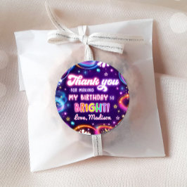 Adesivo Redondo Neon Glow na Festa de aniversário Dark Disco Girl