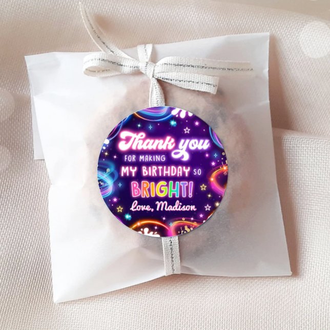 Adesivo Redondo Neon Glow na Festa de aniversário Dark Disco Girl (Criador carregado)