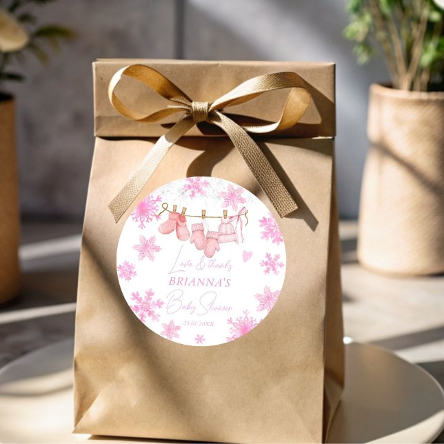 Adesivo Redondo Neve apaixonada por flocos de neve chá de fraldas (Snow in love snowflakes pink clothes on a line winter baby shower thank you favor sticker)