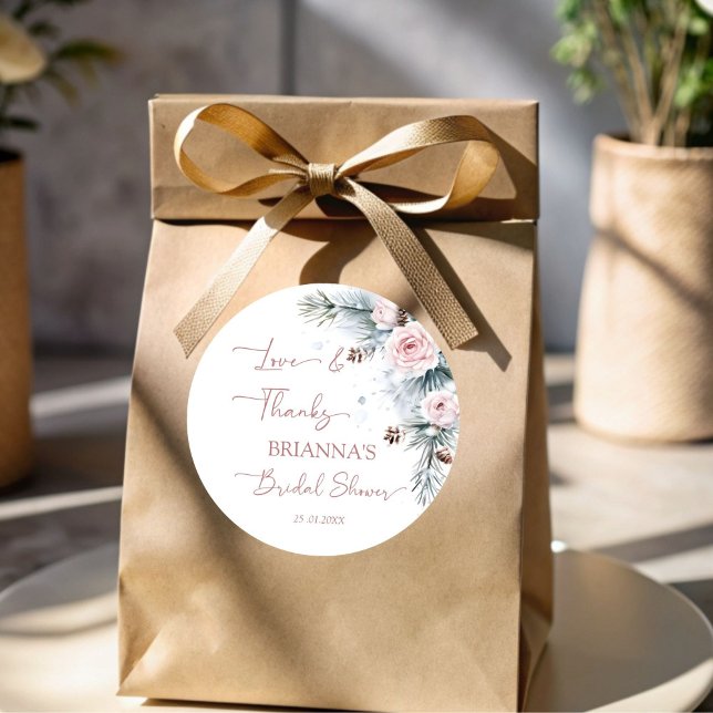 Adesivo Redondo Neve apaixonada por pinheiro de neve chá de panela (Snow in love snowy pines blush pink roses winter bridal shower favor stickers personalized stickers)