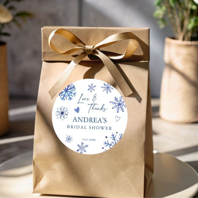 Adesivo Redondo Neve em flocos de neve de amor, lembrancinha para  (Snow in love dusty blue snowflakes winter bridal shower thank you favor sticker)