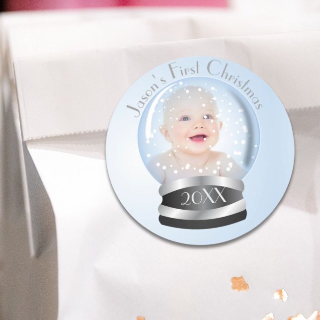 Adesivo Redondo Neve Globe Blue boy Bebê 1 rua Foto de Natal (Snow Globe blue boy Baby's 1st Christmas Photo Classic Round Sticker)