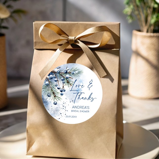 Adesivo Redondo Neve no amor presentes de chá de panela de noiva d (Snow in love winter bridal shower favors personalized thank you favor sticker snowy pines dusty blue)