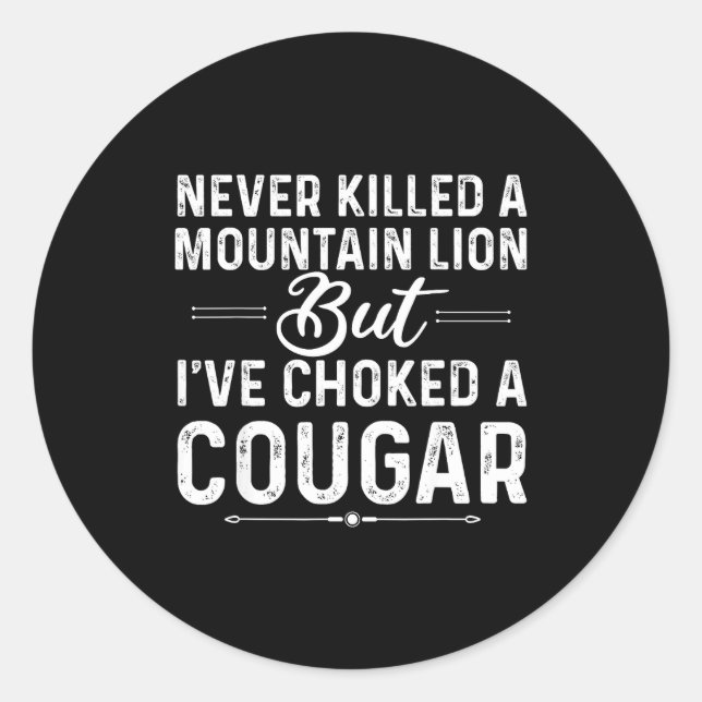 Adesivo Redondo Never Killed A Mountain Lion But I've Choked A Cou (Frente)