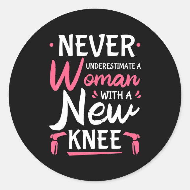 Adesivo Redondo Never Underestimate A Women New Knee Replacement S (Frente)
