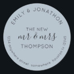 Adesivo Redondo Newlyweds Retorno Name Endereço Dusty Blue<br><div class="desc">Um design tipográfico moderno, totalmente personalizável, com seus nomes curvos acima e seu endereço de retorno curvado abaixo e texto no meio O Novo Sr. e Sra. E seu nome casado em um fundo azul empoeirado. Todo o texto pode ser facilmente personalizado. Você também pode alterar o plano de fundo...</div>