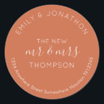 Adesivo Redondo Newlyweds Retorno Nome Endereço Terracotta<br><div class="desc">Um design tipográfico moderno, totalmente personalizável, com seus nomes curvos acima e seu endereço de retorno curvado abaixo e texto no meio O Novo Sr. e Sra. E seu nome casado em creme em um fundo de terracota. Todo o texto pode ser facilmente personalizado. Você também pode alterar o plano...</div>