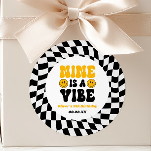 Adesivo Redondo Nine Is A Vibe Retro Nono Aniversário de 9 Anos