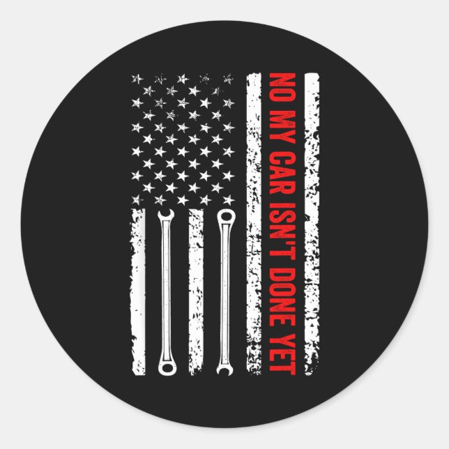 Adesivo Redondo No My Car Isn't Done Yet Funny Mechanic  (Frente)