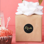 Adesivo Redondo Noiva Casamento Casal Festa Preto Script Dourado F<br><div class="desc">Linda e elegante tipografia dourada falsa em preto, coração vermelho, folha de adesivos redondos clássicos, para a noiva para festa de casamento, despedida de solteira, casamento.</div>