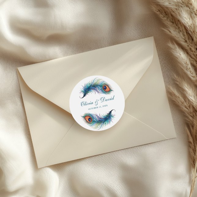 Adesivo Redondo Noiva de Pena de Pavão Azul Turquesa (Teal Peacock Feather Wedding Classic Round Sticker on a wedding envelope.)