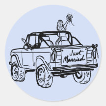 noiva e noivo em um SUV recém-casados