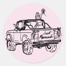 noiva e noivo em um SUV recém-casados