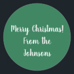 Adesivo Redondo Nome da família Green Merry Christmas Gift Label<br><div class="desc">Mantenha-o simples com este design de etiqueta de presente personalizada, verde e branco festivo. Ele tem a mensagem "Feliz Natal" em Tipografia branca / texto e espaço para você adicionar seu próprio nome de família. Basta digitar seu nome no espaço na caixa personalizar este texto. Ou você pode alterá-lo adicionando...</div>