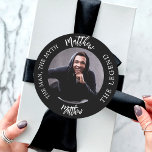 Adesivo Redondo Nome da foto da lenda do mito do homem<br><div class="desc">Um clássico fundo negro. Texto: O Homem,  O Mito,  A Lenda. Personalize e adicione seu nome e foto.</div>