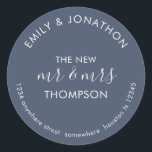 Adesivo Redondo Nome de devolução do Newlyweds Endereço Marinho Az<br><div class="desc">Newlyweds Return Name Address Dusty Marinho Blue> Um moderno design tipográfico totalmente personalizável com seus nomes curvos acima e seu endereço de retorno curvado abaixo e texto no meio The New Mr and Mrs e seu nome casado em um fundo azul de marinho empoeirado. Todo o texto pode ser facilmente...</div>