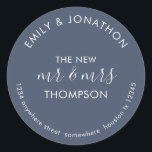 Adesivo Redondo Nome de devolução do Newlyweds Endereço Marinho Az<br><div class="desc">Newlyweds Return Name Address Dusty Marinho Blue> Um moderno design tipográfico totalmente personalizável com seus nomes curvos acima e seu endereço de retorno curvado abaixo e texto no meio The New Mr and Mrs e seu nome casado em um fundo azul de marinho empoeirado. Todo o texto pode ser facilmente...</div>