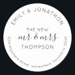 Adesivo Redondo Nome do Devolução do Newlyweds Endereço Branco Pre<br><div class="desc">Um design tipográfico moderno, totalmente personalizável, com seus nomes curvos acima e seu endereço de retorno curvado abaixo e texto no meio O Novo Sr. e Sra. E seu nome casado em preto em um fundo branco. Todo o texto pode ser facilmente personalizado. Você também pode alterar o plano de...</div>