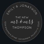 Adesivo Redondo Nome do Devolução do Newlyweds Endereço Preto<br><div class="desc">Um design tipográfico totalmente personalizável em preto clássico com texto branco com seus nomes curvos acima e seu endereço de retorno curvo abaixo e texto no meio O Novo Sr. e Sra. e seu nome casado. Todo o texto pode ser facilmente personalizado. Você também pode alterar o plano de fundo...</div>