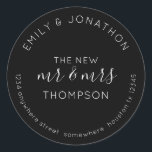 Adesivo Redondo Nome do Devolução do Newlyweds Endereço Preto<br><div class="desc">Um design tipográfico totalmente personalizável em preto clássico com texto branco com seus nomes curvos acima e seu endereço de retorno curvo abaixo e texto no meio O Novo Sr. e Sra. e seu nome casado. Todo o texto pode ser facilmente personalizado. Você também pode alterar o plano de fundo...</div>